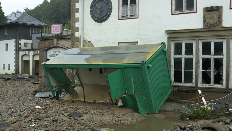So sah es nach dem Hochwasser in Glashütte am 14. August 2002 aus. Vor dem Bahnhof stand ein Container, der von den Wassermassen angespült wurde.