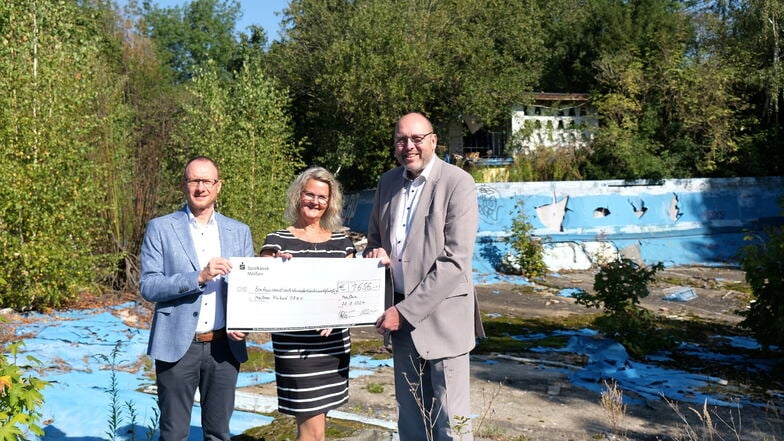 Simone Teske, Vorsitzende des Freibadvereins, freut sich über die Gelder, die aus den Einnahmen des Sommerfestes der Stadt Meißen stammen. Überbringer waren Meißens OB Olaf Raschke (r.) und Stadtwerkechef Frank Schubert.