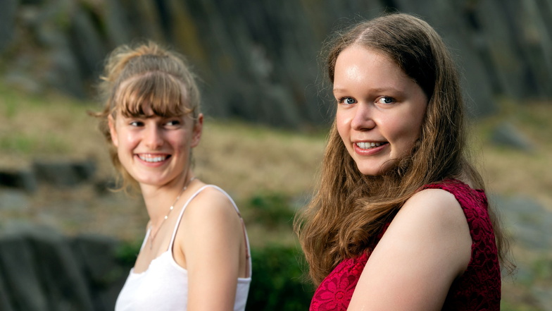 Leonie Weser (links) und die neue Basaltkönigin Sophie Sonntag verbindet ihre Liebe zu ihrer Heimatstadt Stolpen.