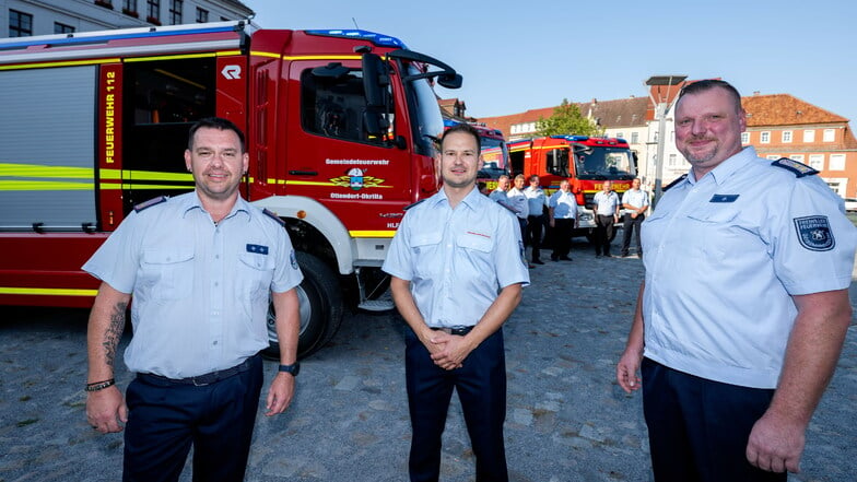 Patrick Söffel von der Hermsdorfer Ortswehr, Thomas Reichelt aus Lichtenberg und Ortswehrleiter Peter Sicker (v.l.) aus Geißmannsdorf freuen sich über die neuen Feuerwehr-Fahrzeuge, die unter anderem über einen Wassertank für 2.000 Liter verfügen.