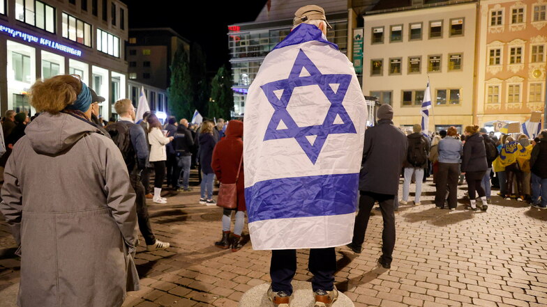 Teilnehmer einer Solidaritätskundgebung für Israel in Chemnitz. Sich offen als Jude beziehungsweise Israeli zu erkennen zu geben, überlegen sich manche in Sachsen aber sehr gut.