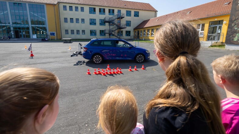 Da staunten die Fünftklässler nicht schlecht, wie lang so ein Bremsweg bei Tempo 30 und 50 tatsächlich ist. Ihre Schätzungen lagen weit auseinander.