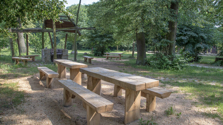 Auf dem Knax-Spielplatz in Sproitz gibt es neue Bänke und Tische. Das Holz stammt aus dem Gemeindewald und ein Zimmerer hat es verarbeitet.