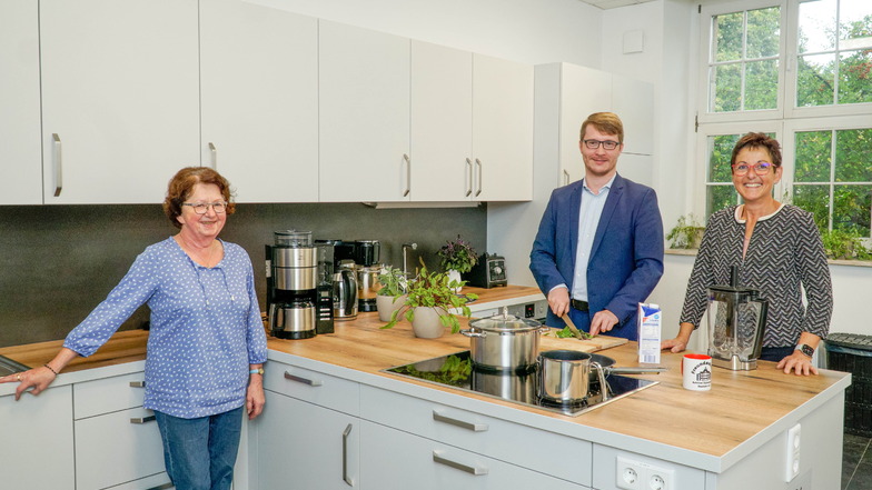 Lange geplant, jetzt ist sie da: Die Küche im Bautzener Schiller-Gymnasium wurde vom Förderverein der Schule angeschafft. Monika Hähle, Markus Gießler und Ina Raith vom Vorstand zeigen sie voller Stolz.