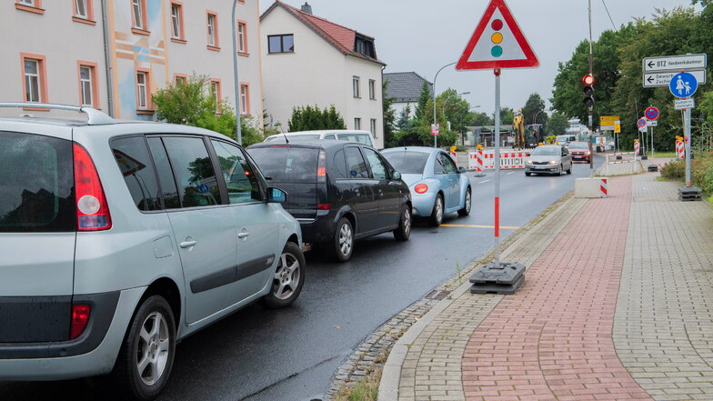 Ohne Warten geht es nicht: Viel Geduld brauchen Verkehrsteilnehmer dieser Tage nicht nur auf der Weßnitzer Straße. Auch auf vielen anderen Straßen in Großenhain wird momentan gebuddelt.