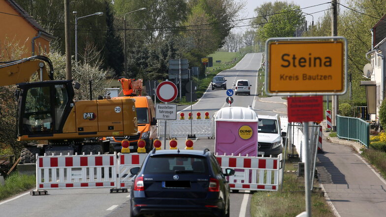 Noch ist die Straße zwischen Pulsnitz und Kamenz in Höhe Steina gesperrt. Autofahrer hoffen, dass die lange Umleitung bald vorbei ist.
