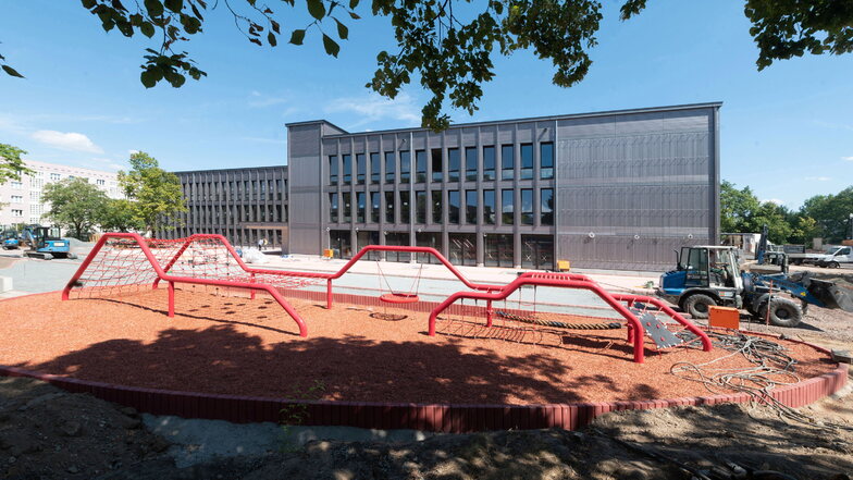 Hinter der Holzfassade verbergen sich Containermodule: Die neue 33. Grundschule auf dem Schilfweg 3 in Dresden wird ein außergewöhnliches Haus.