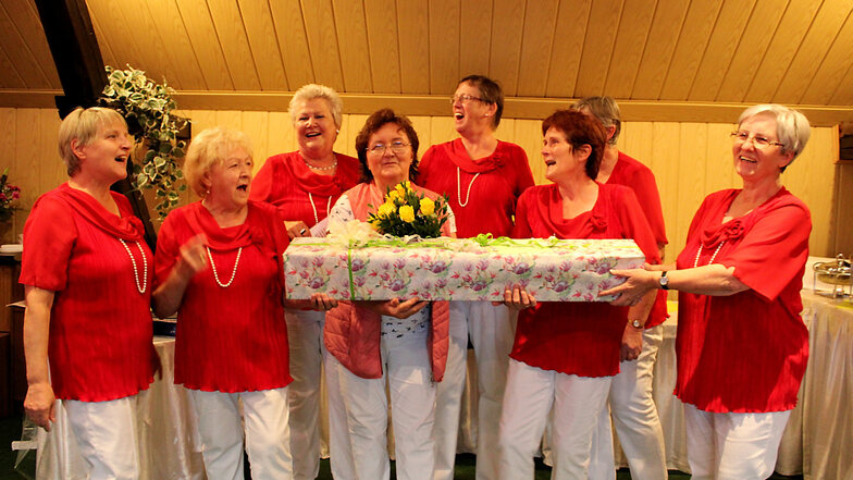 Die „Lustigen Weiber“ überraschten Christine Kunert (Bildmitte) zum 70. Geburtstag mit einem spaßigen Ständchen.