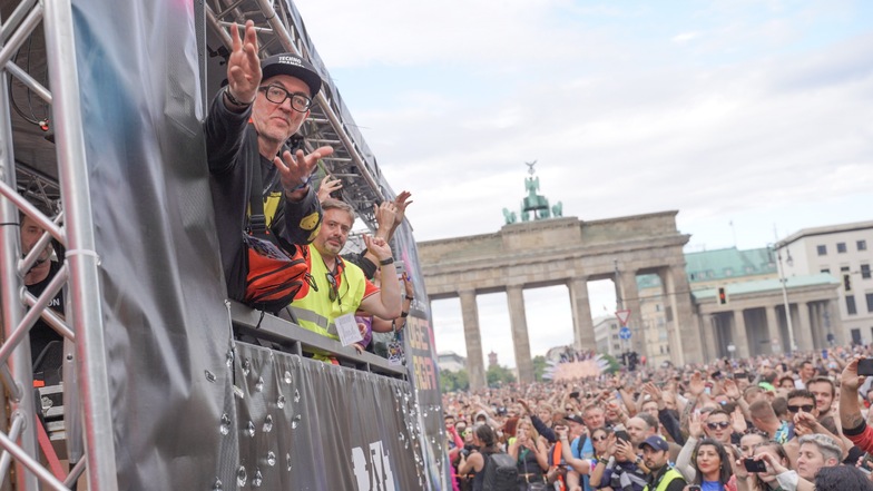 2022 hat Dr. Motte unter dem Motto "Rave the Planet" den Nachfolger der Loveparade in Berlin veranstaltet.