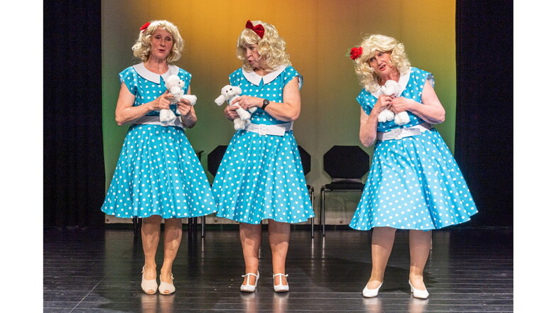 Die Theatergruppe "Ohne Verfallsdatum" mit ihrer Jacob-Sisters-Parodie.