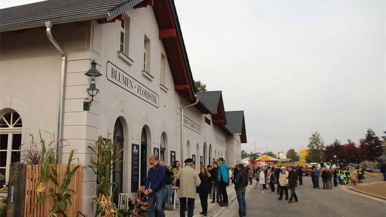 Nach fast einem Arbeit Sanierungsarbeit konnte der Bahnhof in Herrnhut am Sonnabend neu eröffnet werden. Mit seiner tollen neuen Fassade lockte der Bahnhof zahlreiche Besucher an.