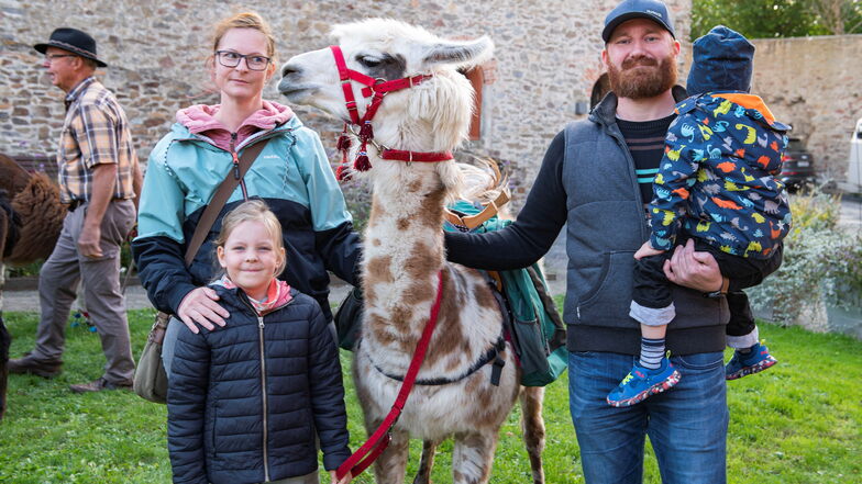 Bereit für eine Lama-Wanderung: Silvia Pawlaßek (l.) und Tochter Annabell (l.); Thomas Koßlitz (r.) und Sohn Konztatin mit Lama Ronja.