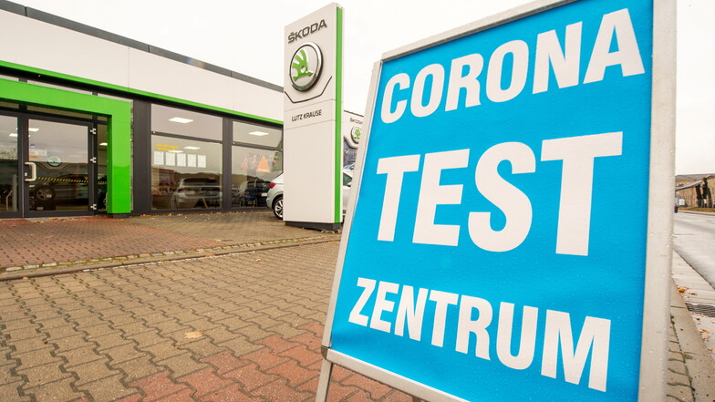 Seit 27. Oktober weist ein Schild ins Testzentrum im Autohaus Krause.