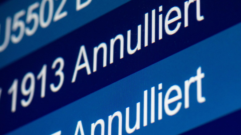 "Annulliert" steht auf einer Anzeige im Flughafen für zwei Flüge.