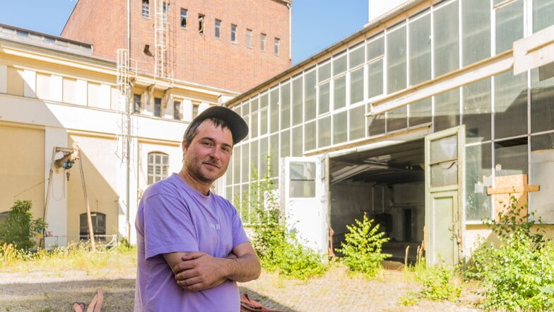 Martin Langhof vom Leipziger Verein Ibug ist mit einigen Helfern derzeit dabei, einen Teil des Muskatorgeländes fit für dass bald startende urbane Kunstfestival