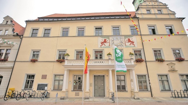 Beflaggung am Rathaus: Links die Stadtfahne, rechts die des Bündnisses „Mayors for Peace“.