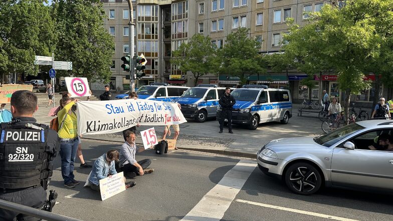 "Extinction Rebellion" blockiert Verkehr auf größter Kreuzung in der Dresdner Neustadt