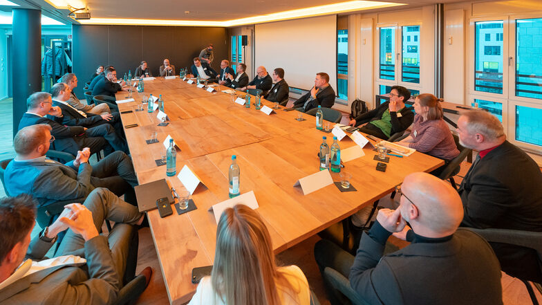 Alle an einen Tisch: Auf Initiative von Deutsche Glasfaser trafen sich mitten in der historischen Dresdner Altstadt Experten, Entscheidungsträger und Multiplikatoren am Roundtable „Digitale Zukunft@Sachsen“.