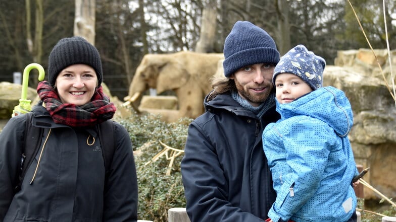 Familienerlebnis: Janine Kutzner nutzt mit Sohnemann Arne und Johannes Balg einen willkommenen Urlaubstag, um den Elefanten und all den anderen Zoobewohnern Hallo zu sagen.