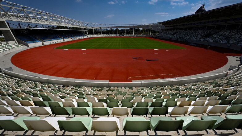 Das Heinz-Steyer-Stadion wirkt auf den ersten Blick fast fertig. Allerdings fehlen noch Details. Dresdens Sportbürgermeister Jan Donhauser sagt: "Wir haben ein voll funktionsfähiges Stadion."