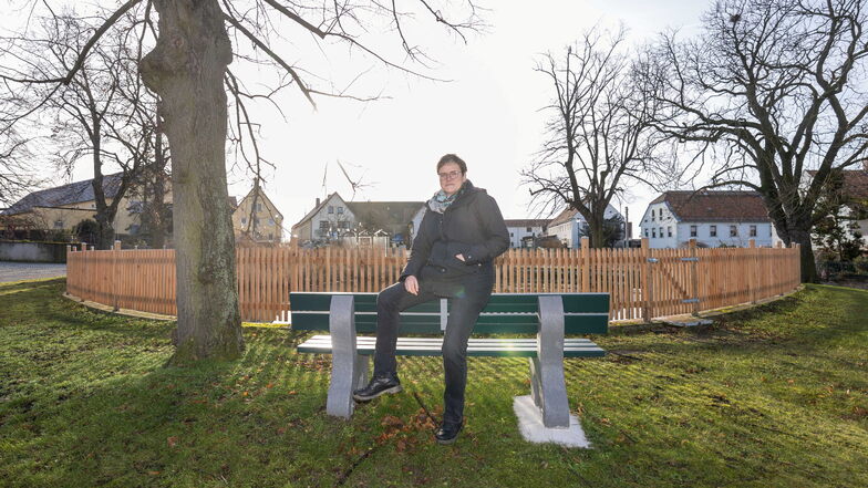 Hier lässt es sich auch für Manuela Gajewi gern mal in Ruhe sitzen und pausieren: die Priestewitzer Bürgermeisterin im Ortsteil Nauleis. Der Rundling mit Zaun und Parkbänken wurde 2023 neu errichtet.