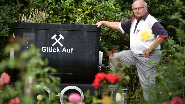 Der Grubenhunt in seinem Garten war ein Abschiedsgeschenk, als Lothar Kunath als Bergmann ausschied. Foto: Matthias Weber