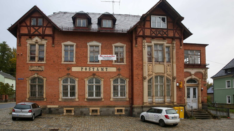 Das alte Postamt ist ein ortsbildprägendes Gebäude in Großröhrsdorf. Jetzt soll es verkauft werden.