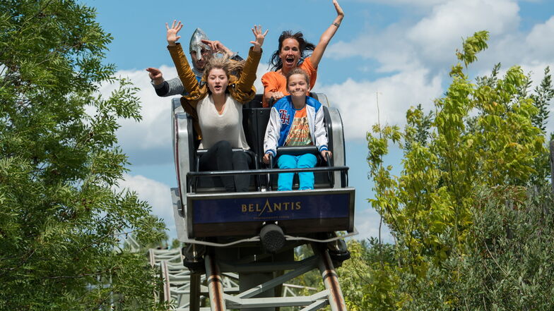 Abheben zum Nervenkitzel: Die Drachenritt-Achterbahn gehört zu den Höhepunkten beim Besuch im Freizeitpark Belantis.