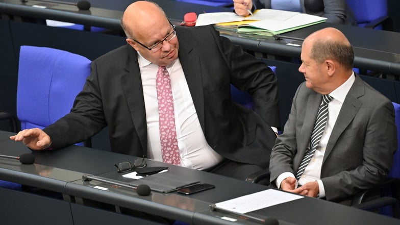 Bundesfinanzminister Olaf Scholz (SPD, r) spricht mit Bundeswirtschaftsminister Peter Altmaier (CDU)