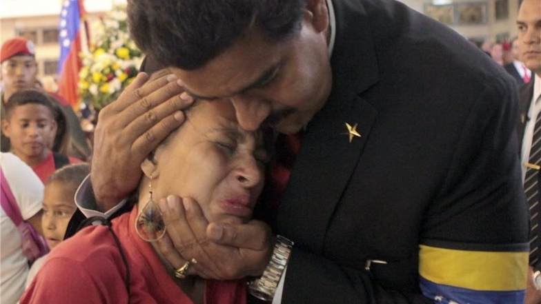 Nicolas Maduro tröstet eine Frau.
