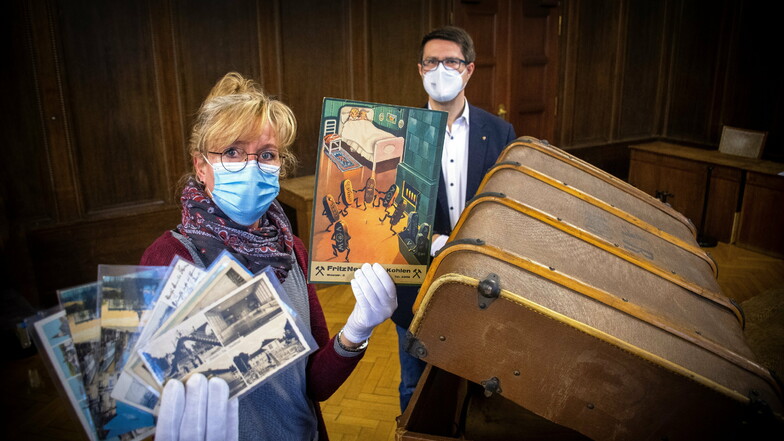 Kathrin Fuchs vom Museum und Oberbürgermeister Sven Liebhauser mit Exponaten, die der Stadt Döbeln geschenkt wurden.