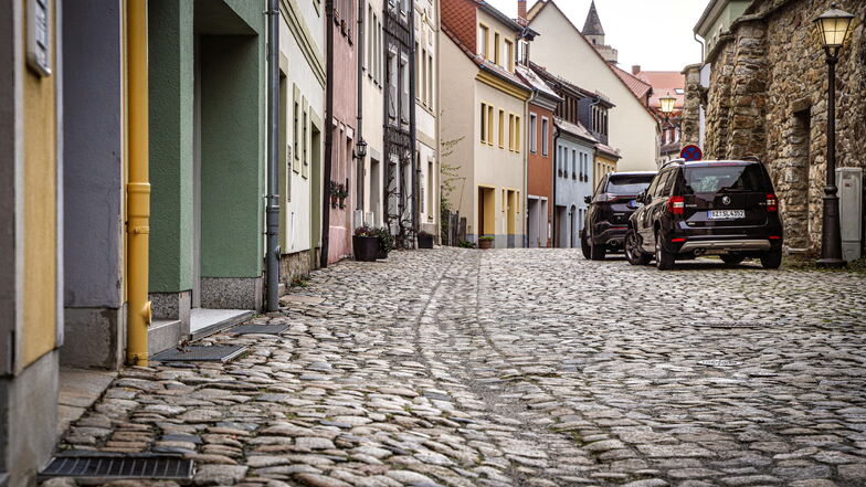 Kopfsteinpflaster in der Bautzener Altstadt wie hier in der Fleischergasse macht es Fußgängern oft schwer, vor allem wenn sie etwa mit Rollator unterwegs sind.