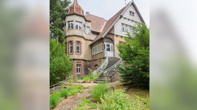 Die Villa Bauch ist ein gut erhaltenes Gründerzeitgebäude am grünen Rand Roßweins. Der Plan ist, das Gebäude zu sanieren und als Musikakademie sowie für kulturelle Begegnungen, Hochzeiten, Feiern und Meetings zu nutzen.