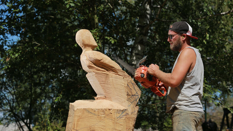 Der Nebelschützer Gabriel Zschornak ist nicht zum ersten Mal am Krabatstein zugange. Er schafft eine Holzfigur, ein Kind, das die Enkeltauglichkeit seines Heimatortes symbolisieren soll,