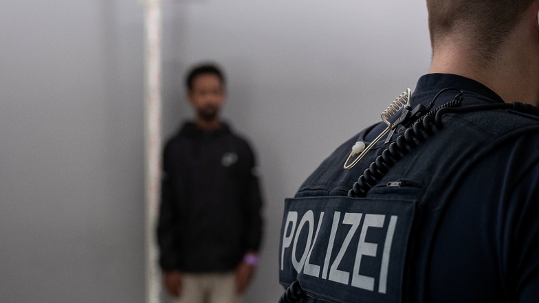 Ein Geflüchteter bei der Identitätsfeststellung in der Bundespolizei in Ludwigsdorf.