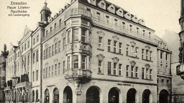 Auf der Postkarte ist die Löwen-Apotheke um 1920 zu sehen. Das Gebäude am Altmarkt war unter Hans Erlwein umgebaut worden.