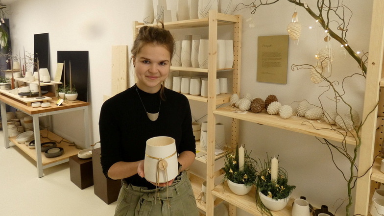 Die Kombination von Keramik und Floristik ist eines der Markenzeichen von Judith Anders. Die Keramikdesignerin hat kürzlich in Weißenberg ihre eigene Werkstatt eröffnet - und empfängt am vierten Adventssonntag Neugierige.