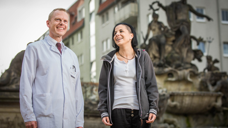 Jetzt ist alles gut: Chefarzt Sören Torge Mees vom Friedrichstädter Krankenhaus hat Mandy Rösler behandelt. Bei der Dresdnerin wurde ein Tumor in der Bauchspeicheldrüse festgestellt.