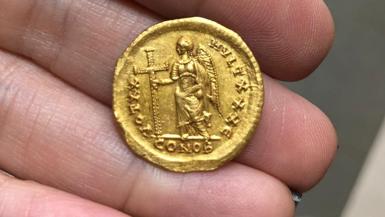 Die Siegesgöttin Victoria ist auf der einen Seite der byzantinischen Goldmünze zu sehen, die von Schülern beim Wandern auf einem Feld in Israel gefunden wurde.