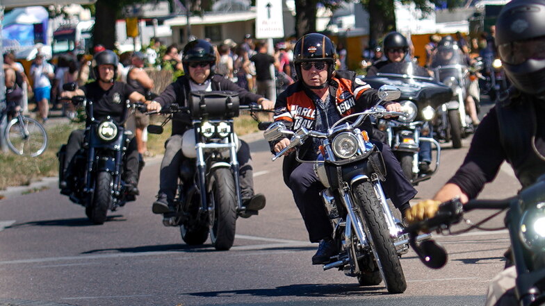Hunderte Harley-Biker sind am Sonntagmittag durch die Dresdner Innenstadt gedonnert.