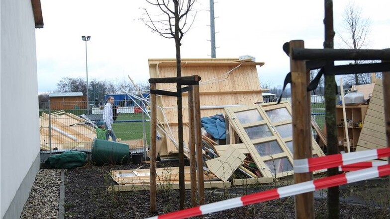 Der Sturm zerlegte ein neues Holzhaus, in dem die Kita Spielgeräte lagert, Teile davon flogen bis zum nahen Fußballplatz.