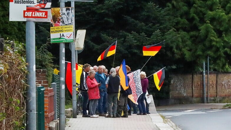 Immer noch demonstrieren Bürgerinnen und Bürger an der Bundesstraße 96 gegen die Corona-Politik, wie hier Ende August in Zittau.