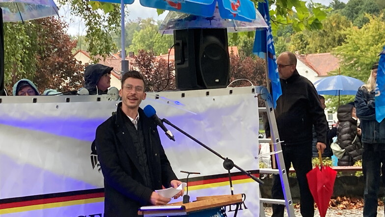 AfD-Landtagsabgeordneter Mario Kumpf bei seiner Kundgebung am Spree-Eck in Ebersbach.