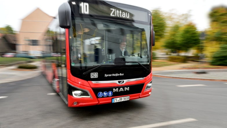 Vieles hat sich bei der DB Regio Bus Ost verbessert - aber noch gibt es Baustellen. Der Landkreis ist dennoch "sehr zufrieden".