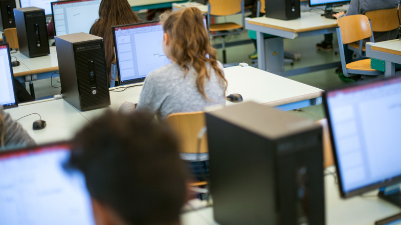 In vielen Dresdner Schulen stimmt inzwischen zwar die Computertechnik. Nur das Internet ist lahm. Das soll sich bald ändern.