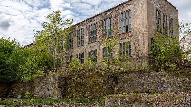Die Fabrikhalle (im alten Bild hinten rechts) steht zu nah an Wohnhäusern, um wieder als Fabrik genutzt zu werden. Manfred Salzmann könnte sich darin Wohnungen und Ateliers vorstellen.