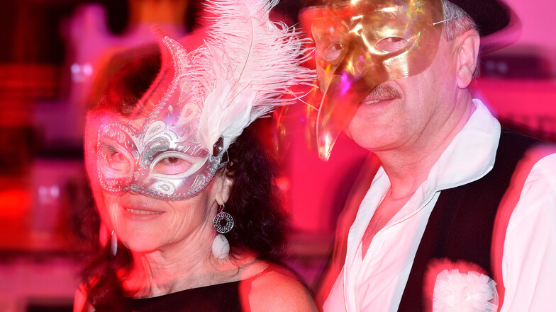 Phantasievolle Kostüme beim Neugersdorfer Maskenball in Rößlers Ballsaal, der am Sonnabend zu Venedig wurde. Das Motto heißt hier: „Ganovenschwoof im Sackbahnhof“