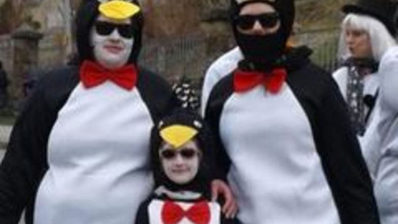 Auch Familien Pinguin war beim Faschingsumzug dabei, Lisa Lodni fotografierte sie.