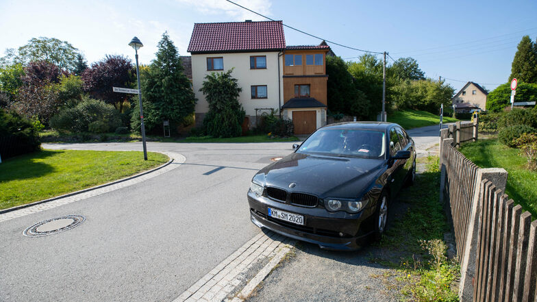 Abgestellter BMW in Bonnewitz: Wann verschwindet das Auto endlich von der Kreuzung?