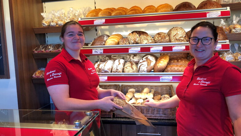 Nina Jungnickel (links) ist die neue "Azubine" in der Leppersdorfer Bäckerei Kunath. Rechts steht Bäckermeisterin Anita Kunath.